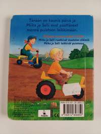 Miika ja Salli leikkivät puistossa