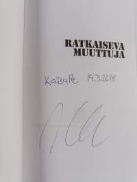 Ratkaiseva muuttuja (signeerattu, tekijän omiste)