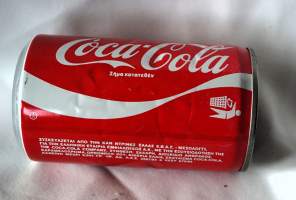 Coca Cola 11x6  cm metallia ennen viivakoodia