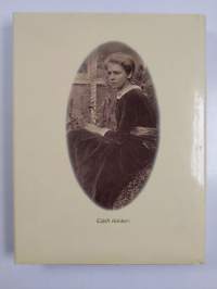 Nuoren naisen päiväkirja luonnontapahtumista 1906 : faksimilelaitos luonnonharrastajan päiväkirjasta vuodelta 1906 : Edith Holden esitti sanoin ja maalauksin Engl...