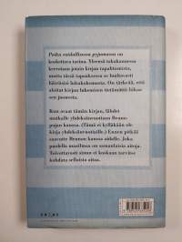 Poika raidallisessa pyjamassa