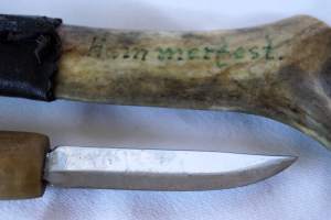 Matkamuisto puukko Hammerfest luukahva, tuppi nahka ja sarvi  pituus 26 cm