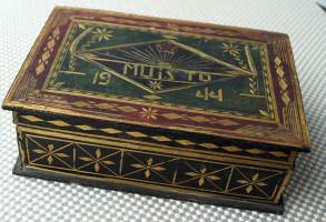 Muisto 1944  olki intarsia puurasia  22x15x7 cm - puhdetyö