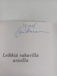 Leikkiä vakavilla asioilla (signeerattu)