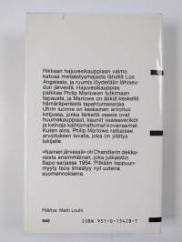 Nainen järvessä