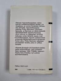 Nainen järvessä