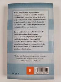 Poika raidallisessa pyjamassa