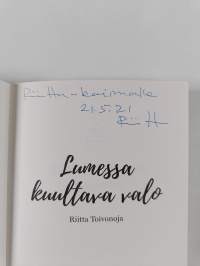 Lumessa kuultava valo (signeerattu, tekijän omiste)