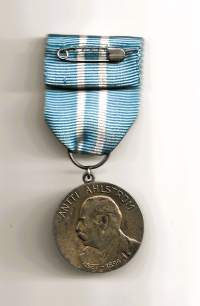 A.Ahlström  ansiomitali nauhalla hopeaa