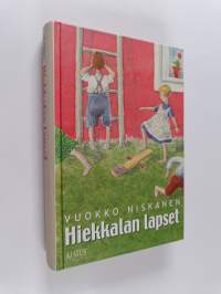 Hiekkalan lapset - ensimmäinen romaani juuri lukemaan oppineille : Hiekkalan lapset ; Hiekkalan lapset matkustavat ; Arvo ja Inkeri ; Olavi oppii lukemaan ; Hyväs...