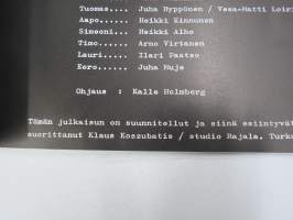 Seitsemän veljestä Turun Kaupunginteatteri -ohjaaja Kalle Holmberg, näyttelijät mm. Esko Salminen, Vesa-Matti Loiri, Heikki Kinnunen, Ilari Paatso -käsiohjelmakirja