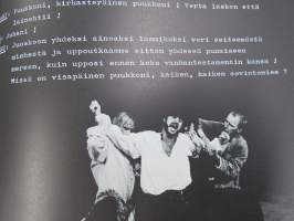 Seitsemän veljestä Turun Kaupunginteatteri -ohjaaja Kalle Holmberg, näyttelijät mm. Esko Salminen, Vesa-Matti Loiri, Heikki Kinnunen, Ilari Paatso -käsiohjelmakirja