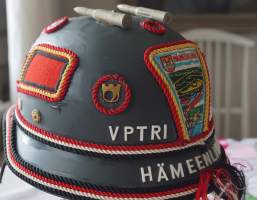 OHI ON kypärä VPTRI/JPSTO - Kauluslaatta pari, 2 kpl SA kokardia, 2 xkoulutushaaramerkki, 2 xsuoritusmerkki, 2xsatiainen,  2x ruusuke, matkailuviiri