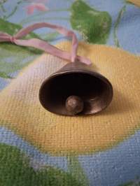 Messinki kello, pieni kaunis ääninen .Korkeus 5,2 cm, halkaisija  alhaalta 4,2 cm