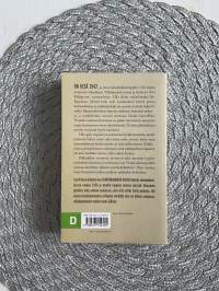 Kenttäharmaita naisia