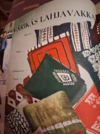 Kotiliesi N:o 21, 1955.Kansantajuisia kirjoituksia ja  ohjeita ruuasta, lasten asioihin, säilytys tiloista ompeluohjeisiin. Sivuja 56