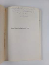 Kirjallisuudentutkimuksen tiet (signeerattu, tekijän omiste)