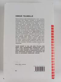 Ihmisiä telineillä