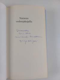 Naiseus vedenjakajalla : kristillinen näkökulma feminismiin (signeerattu, tekijän omiste)