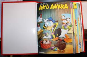 Aku Ankka  2009 puolivuosikerta säilytyskansiossa. Sisältää N:ot 15- 40. Sisältää 25 lehteä.