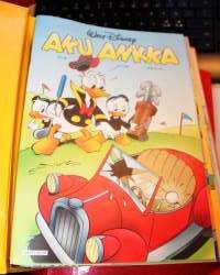Aku Ankka  1999 puolivuosikerta säilytyskansiossa. Sisältää N:ot 28- 52. Sisältää 25 lehteä.
