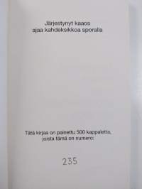 Järjestynyt kaaos ajaa kahdeksikkoa sporalla (numeroitu)
