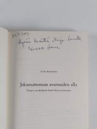 Jakamattoman avaruuden alla : tilojen merkityksiä Antti Hyryn proosassa (signeerattu, tekijän omiste)