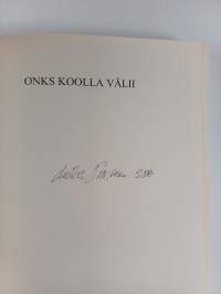 Onks&#039; koolla välii : tarina siitä, kuinka Johnnystä tuli toinen mies (signeerattu)