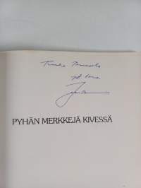 Pyhän merkkejä kivessä (signeerattu, tekijän omiste)