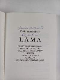 Lama : erään projektiryhmän viimeiset tehtävät 90-luvun suuren laman aikana valtavan virran varrelta suuressa paperitehtaassa (signeerattu, tekijän omiste)