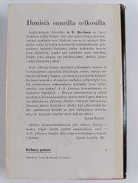 Ihmisiä suurilla selkosilla