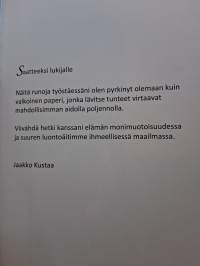 Runokirja Reissumiehen runoja / Jaakko Kustaa 2013, 2-painos. Mielenkiintoinen kuvitus Anja Ojanperä. Kuvia luonnon kukista, perhonen, vanhoista puista puuaitaan
