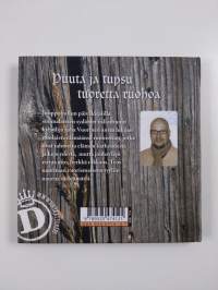 Puuta ja tupsu tuoretta ruohoa