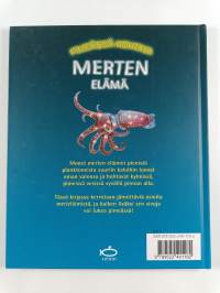 Pimeässä hohtava merten elämä