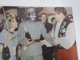 Me Naiset 1955 nr 7, Miss eurooppa Inga-Britt söderberg, Taiteilijakoti Yki &amp; Leena Nummi Lauttasaari, Anneli Sauli, Lemmikkilapsi?, Farmaseutti Annuli Holma...