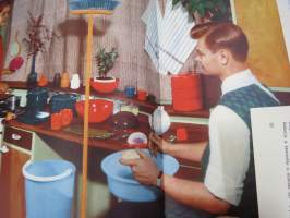 Me Naiset 1959 nr 1, Linnan juhlat (kuvat Caj Bremer), Veljekset Marko Tapio &amp; Kain Tapper, Lapin lapset koulutiellä - Utsjoki, Mitä nuoripari tarvitsee kaappeihinsa