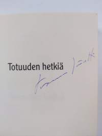 Totuuden hetkiä (signeerattu)