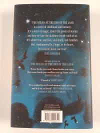 The ocean at the end of the lane (signeerattu)