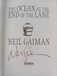 The ocean at the end of the lane (signeerattu)