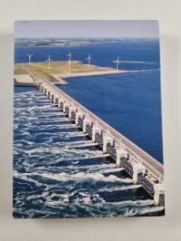 The Dutch and Their Delta : Living Below Sea Level