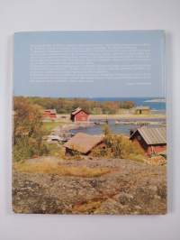 Saaristomerta pinnan päältä ja vähän altakin