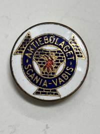 Scania -Vabis -napinläpeen tarkoitettu rintamerkki, emalia, arviolta 1950-luvun loppupuolelta