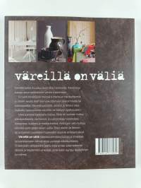 Väreillä on väliä : sisustajan kauneimmat väripaletit