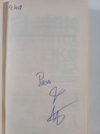 Eniten vituttaa kaikki (signeerattu)