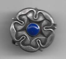 Pikkulottien jäsenmerkkiMembersship badge of the juniorLotta Svärd.