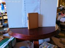 Seitsemän kuun madonna - samannimisen Eagle-Lion-Elokuvan mukaan