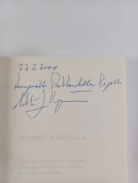 Ihmisiä rannalla : tarinoita suomalaisten veijareiden seikkailuista Iberian rantamailla ja vähän muuallakin (signeerattu, tekijän omiste)