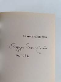 Kaamosvalon maa : eräkertomuksia (signeerattu)