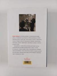 Kuvassa keskellä Jukka Virtanen (signeerattu, tekijän omiste)