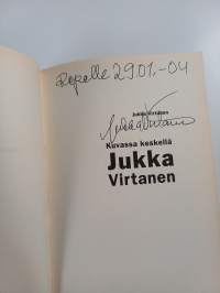 Kuvassa keskellä Jukka Virtanen (signeerattu, tekijän omiste)